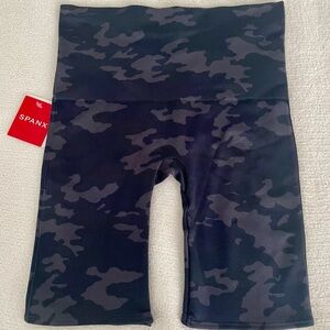 Spanx Lamn black camouflage high waisted bike short size medium